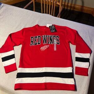 Long sleeved (not tshirt material!) Detroit Red Wings shirt